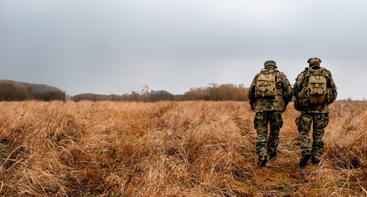 Военные идут в поле. Иллюстрация создана с помощью программы Copilot Военные идут в поле. Иллюстрация создана с помощью программы Copilot