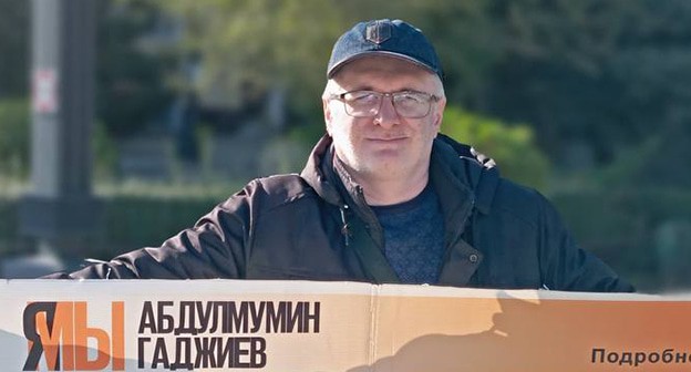 Магомед Магомедов в одиночном пикете. Махачкала, 28 октября 2024 года. Фото: Телеграм-канал "Черновик" Магомед Магомедов в одиночном пикете. Махачкала, 28 октября 2024 года. Фото: Телеграм-канал "Черновик"
