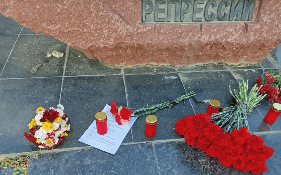 Цветы у памятника жертвам политических репрессий в Волгограде. Фото предоставлено "Кавказскому узлу" Романом Мельниченко. Цветы у памятника жертвам политических репрессий в Волгограде. Фото предоставлено "Кавказскому узлу" Романом Мельниченко.