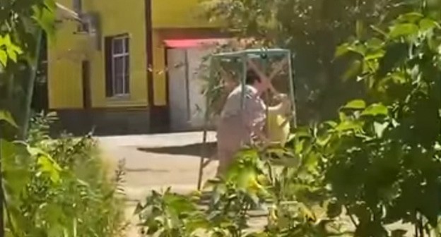 Сотрудница центра для детей-сирот наносит удары ребенку. Скриншот видео Телеграм-канала "Типичная Астрахань" от 29 октября 2024 года. Сотрудница центра для детей-сирот наносит удары ребенку. Скриншот видео Телеграм-канала "Типичная Астрахань" от 29 октября 2024 года.