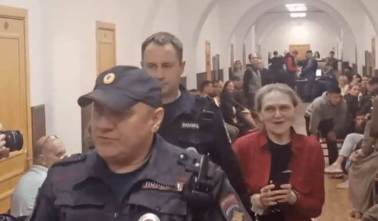 Надежда Кеворкова в коридоре суда. Стоп-кадр видео RusNews от 21.10.24, https://t.me/rusnews/61156. Надежда Кеворкова в коридоре суда. Стоп-кадр видео RusNews от 21.10.24, https://t.me/rusnews/61156.