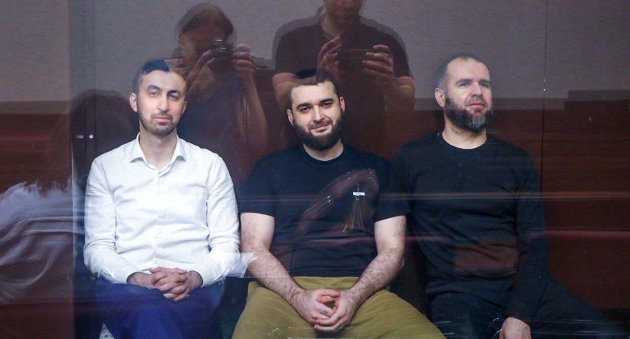 Кемал Тамбиев, Абдулмумин Гаджиев, Абубакар Ризванов (слева направо). Фото: Дарья Корнилова https://memorialcenter.org/news/vystuplenie-v-preniyah-po-apellyaczionnomu-proczessu-dela-zhurnalista-gadzhieva признан инагентом