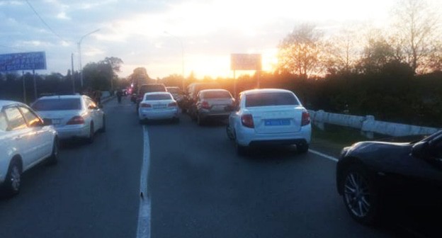 Автомобили протестующих на Кодорском мосту. 12 ноября 2024 года. Фото: Телеграм-канал aiashara / Telegram Автомобили протестующих на Кодорском мосту. 12 ноября 2024 года. Фото: Телеграм-канал aiashara / Telegram