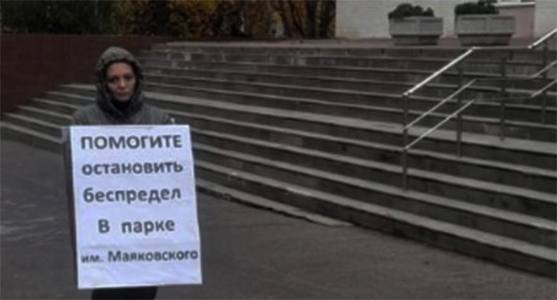 Наталья Калашникова в одиночном пикете. 9 ноября 2024 г. Фото: https://activatica.org/content/2dfa2fe8-f755-4187-acb6-ca4a24612f65/piket-v-zashitu-parka-mayakovskogo Наталья Калашникова в одиночном пикете. 9 ноября 2024 г. Фото: https://activatica.org/content/2dfa2fe8-f755-4187-acb6-ca4a24612f65/piket-v-zashitu-parka-mayakovskogo