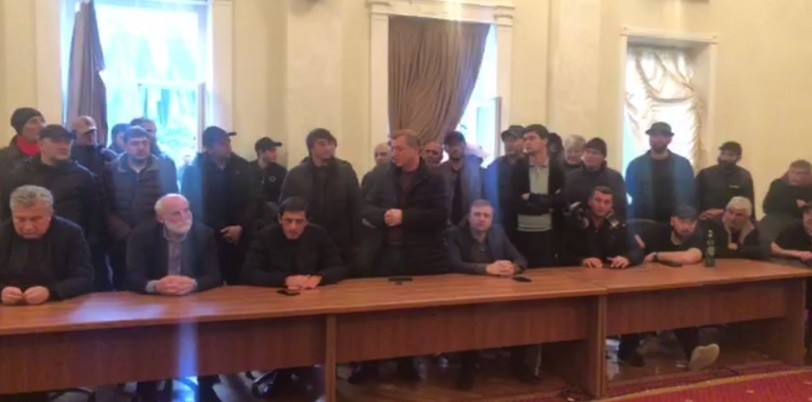 Участники совещания оппозиции в здании администрации президента Абхазии. Кадр видео из телеграм-канала D News Абхазия https://t.me/DNAbkhazia/8719 Участники совещания оппозиции в здании администрации президента Абхазии. Кадр видео из телеграм-канала D News Абхазия https://t.me/DNAbkhazia/8719
