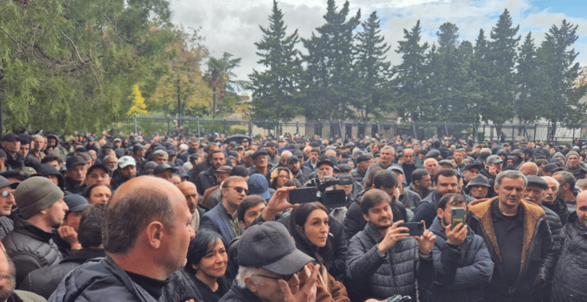 Сторонники оппозиции у здания парламента. Скриншот фото из Telegram-канала "Республика" от 16.11.24, https://t.me/respublicaabh/9888
