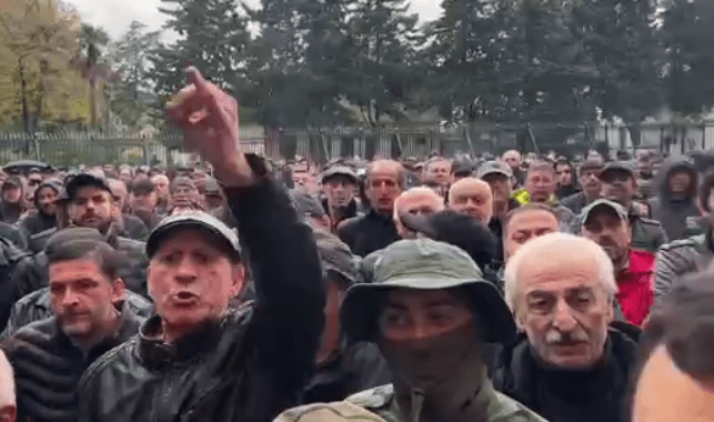 Участники митинга оппозиции в Сухуме. Стоп-кадр видео из Telegram-канала "Республика" от 16.11.24, https://t.me/respublicaabh/9881 Участники митинга оппозиции в Сухуме. Стоп-кадр видео из Telegram-канала "Республика" от 16.11.24, https://t.me/respublicaabh/9881