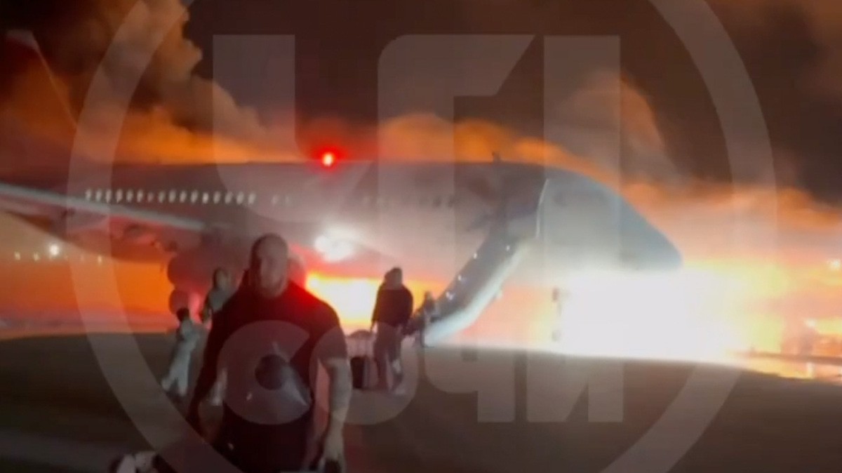 Возгорание самолета в Анталье. Скриншот из видео: https://t.me/c/1754252633/125229 Возгорание самолета в Анталье. Скриншот из видео: https://t.me/c/1754252633/125229