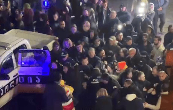 Задержания в Батуми. Стоп-кадр видео в Tbilisi Life от 29.11.24, https://t.me/Tbilisi_life/32195 Задержания в Батуми. Стоп-кадр видео в Tbilisi Life от 29.11.24, https://t.me/Tbilisi_life/32195