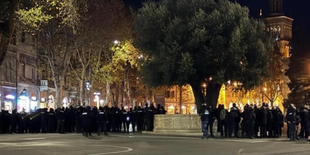 Силовики на площади Свободы в Тбилиси. 28 ноября 2024 года. Кадр видео Tbilisi life https://t.me/Tbilisi_life/32045 Силовики на площади Свободы в Тбилиси. 28 ноября 2024 года. Кадр видео Tbilisi life https://t.me/Tbilisi_life/32045