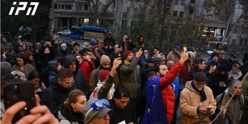 Участники акции протеста в Тбилиси. 30 ноября 2024 года. Фото: "ИнтерпрессНьюс" https://www.interpressnews.ge/ru/article/164819-obshchestvennyi-lzhets-izoblichi-rezhim-s-takimi-lozungami-prokhodit-aktsiiu-protesta-u-zdaniia-obshchestvennogo-veshchatelia-gruzii Участники акции протеста в Тбилиси. 30 ноября 2024 года. Фото: "ИнтерпрессНьюс" https://www.interpressnews.ge/ru/article/164819-obshchestvennyi-lzhets-izoblichi-rezhim-s-takimi-lozungami-prokhodit-aktsiiu-protesta-u-zdaniia-obshchestvennogo-veshchatelia-gruzii