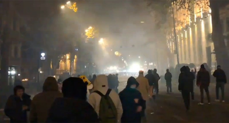 Акция протеста в Тбилиси. Кадр из видео https://t.me/Tbilisi_life/32544 Акция протеста в Тбилиси. Кадр из видео https://t.me/Tbilisi_life/32544