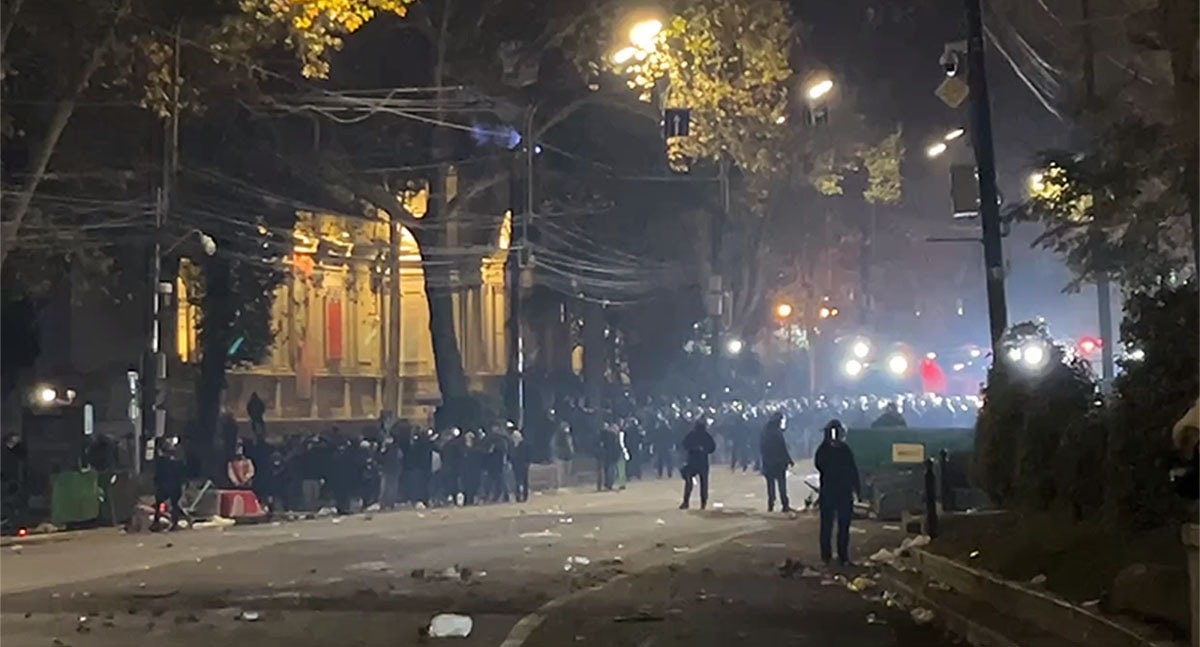 Участники акции протеста в Тбилиси. Скриншот публикации https://t.me/NGnewsgeorgia/20385 Участники акции протеста в Тбилиси. Скриншот публикации https://t.me/NGnewsgeorgia/20385