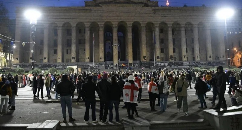 Протестующие в Тбилиси. 1 декабря 2024 года. Фото: "ИнтерпрессНьюс" https://www.interpressnews.ge/ru/article/164851-grazhdane-sobiraiutsia-u-parlamenta-na-aktsiiu-protesta-prospekt-rustaveli-perekryt Протестующие в Тбилиси. 1 декабря 2024 года. Фото: "ИнтерпрессНьюс" https://www.interpressnews.ge/ru/article/164851-grazhdane-sobiraiutsia-u-parlamenta-na-aktsiiu-protesta-prospekt-rustaveli-perekryt