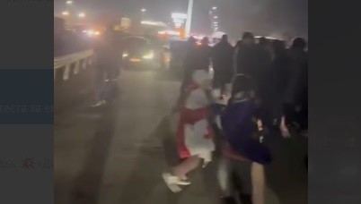 Перекрытая трасса в Поти. Кадр из видео https://t.me/Tbilisi_life/32689 Перекрытая трасса в Поти. Кадр из видео https://t.me/Tbilisi_life/32689