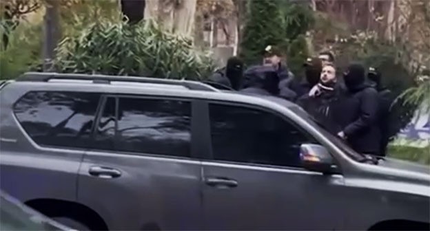 Задержание активиста в Тбилиси. 2 ноября 2024 г. Скриншот видео Телеграм канал Tbilisi life Задержание активиста в Тбилиси. 2 ноября 2024 г. Скриншот видео Телеграм канал Tbilisi life
