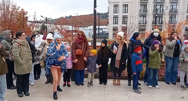 Родители с детьми провели акцию протеста в Тбилиси. 2 ноября 2024 г. Скриншот видео Konstantin Stlinsky https://t.me/netgazetirussian/5871 Родители с детьми провели акцию протеста в Тбилиси. 2 ноября 2024 г. Скриншот видео Konstantin Stlinsky https://t.me/netgazetirussian/5871
