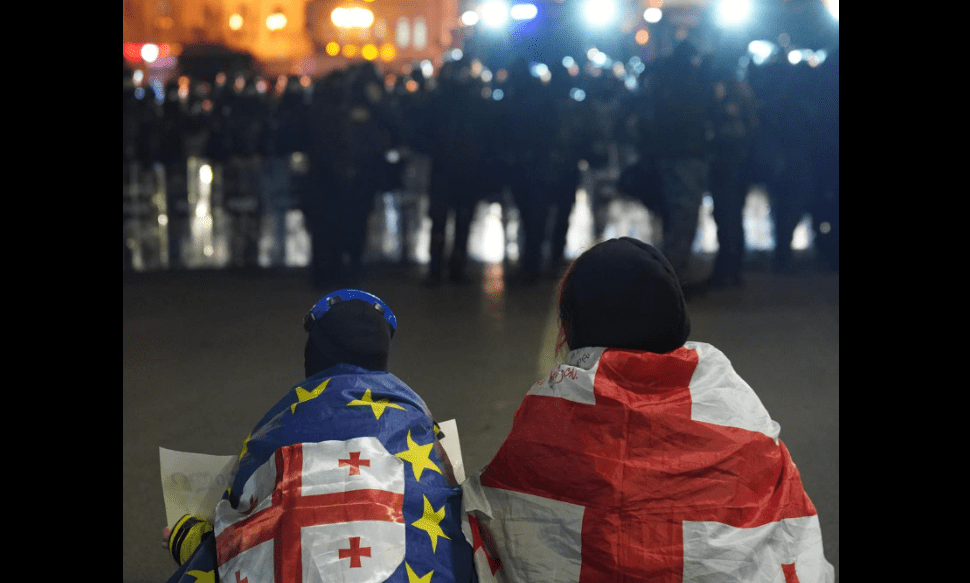 Протестующие у парламента Грузии. Скриншот фото из Facebook (деятельность компании Meta, владеющей соцсетью, запрещена в России) Publika.ge от 02.12.24, https://www.facebook.com/photo/?fbid=1313595470040000&set=pcb.1313596083373272 Протестующие у парламента Грузии. Скриншот фото из Facebook (деятельность компании Meta, владеющей соцсетью, запрещена в России) Publika.ge от 02.12.24, https://www.facebook.com/photo/?fbid=1313595470040000&set=pcb.1313596083373272