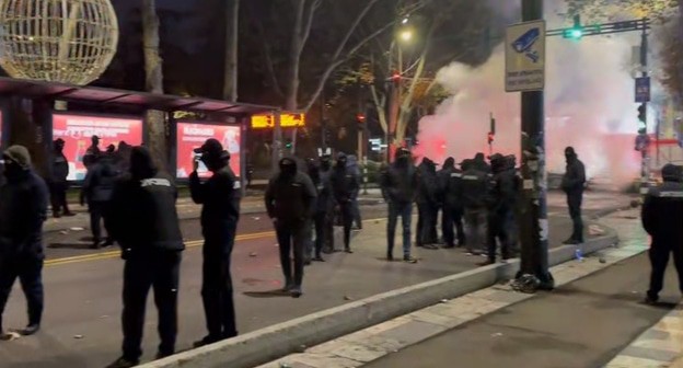 Силовики перед университетом в Тбилиси, стоп-кадр видео https://t.me/rusnews/63229 Силовики перед университетом в Тбилиси, стоп-кадр видео https://t.me/rusnews/63229