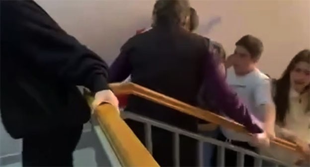На видео женщина пытается не пускать школьников во двор для протеста. 3 декабря 2024 г. Скриншот видео Телеграм-канала Tbilisi Life На видео женщина пытается не пускать школьников во двор для протеста. 3 декабря 2024 г. Скриншот видео Телеграм-канала Tbilisi Life