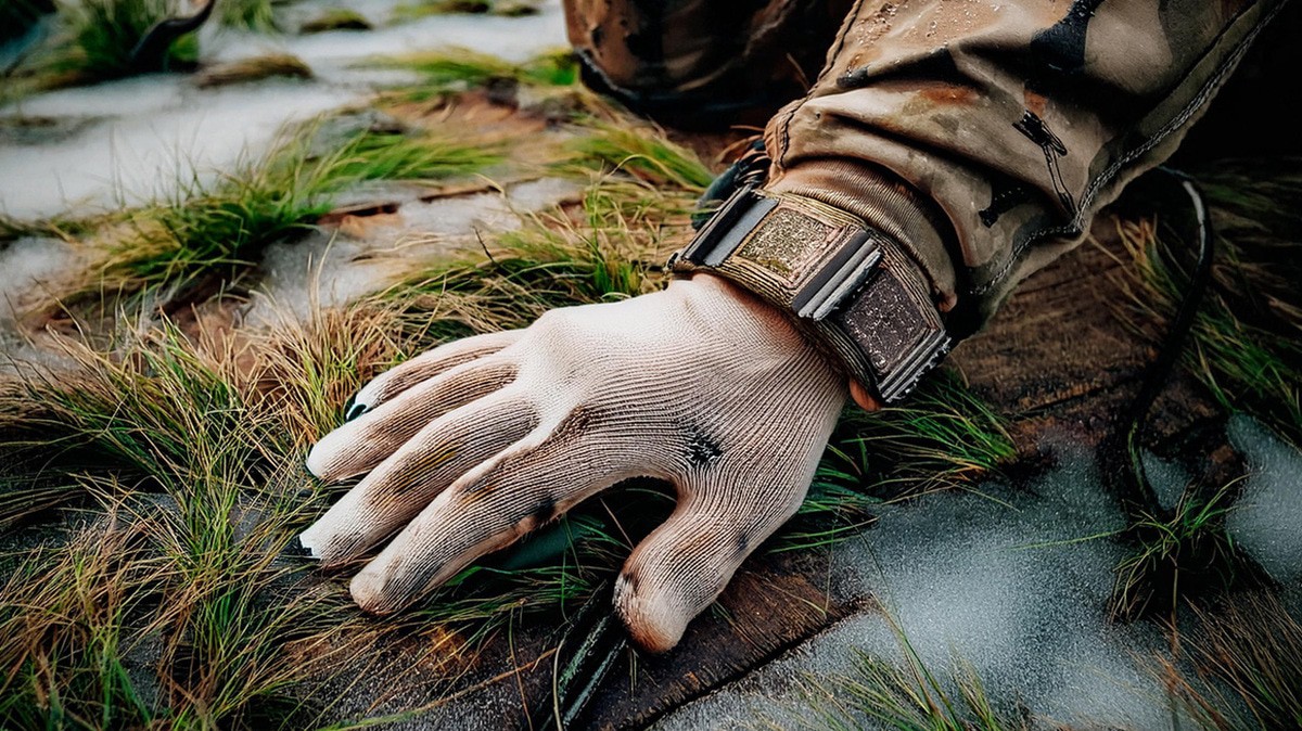 Рука военного. Иллюстрация создана «Кавказским узлом» с помощью ИИ в программе Photoshop
