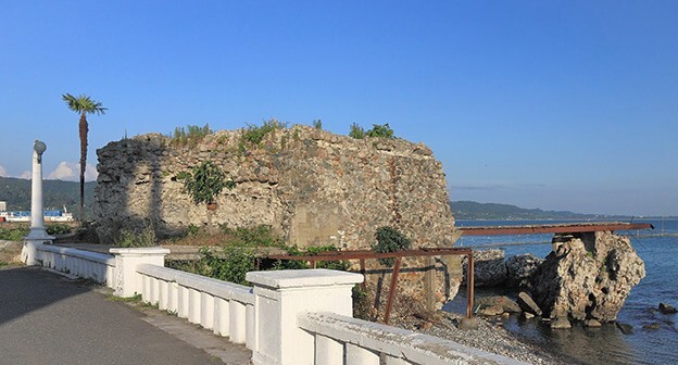 Сухумская крепость. Фото: Hons084/Wikimedia Commons https://ru.wikipedia.org
Сухумская крепость. Фото: Hons084/Wikimedia Commons https://ru.wikipedia.org
