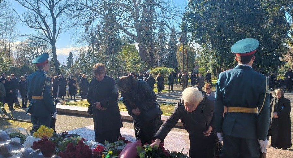 Траурная акция памяти жертв Латской трагедии. Гудаута, 14 декабря 2024 года. Фото из телеграм-канала АИАШАРА https://t.me/aiashara/8016 Траурная акция памяти жертв Латской трагедии. Гудаута, 14 декабря 2024 года. Фото из телеграм-канала АИАШАРА https://t.me/aiashara/8016