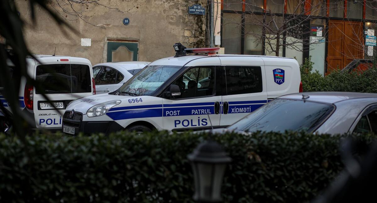 Полицейская машину у офиса Toplum TV. Фото Азиза Каримова для "Кавказского узла" Полицейская машину у офиса Toplum TV. Фото Азиза Каримова для "Кавказского узла"