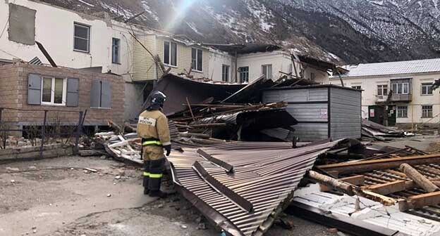 Сильный ветер сорвал в Тырныаузе кровлю с многоквартирного дома. 17 декабря 2024 г. Фото: МЧС РФ Сильный ветер сорвал в Тырныаузе кровлю с многоквартирного дома. 17 декабря 2024 г. Фото: МЧС РФ