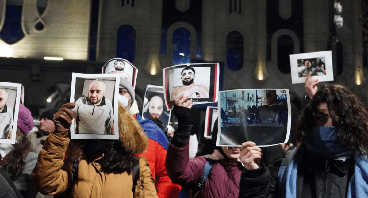 Участники акции у парламента Грузии с портретами избитых при разгоне акций протеста. Скриншот фото из Facebook (деятельность компании Meta, владеющей соцсетью. запрещена в России) Publika от 14.12.24, https://www.facebook.com/photo?fbid=1323468535719360&set=pcb.1323472962385584 Участники акции у парламента Грузии с портретами избитых при разгоне акций протеста. Скриншот фото из Facebook (деятельность компании Meta, владеющей соцсетью. запрещена в России) Publika от 14.12.24, https://www.facebook.com/photo?fbid=1323468535719360&set=pcb.1323472962385584
