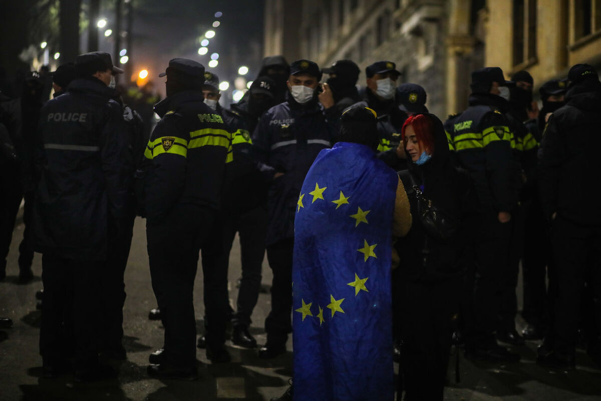 Участники акции протеста с флагом Евросоюза. Тбилиси, 7 декабря 2024 г. Фото Азиза Каримова для "Кавказского узла" Участники акции протеста с флагом Евросоюза. Тбилиси, 7 декабря 2024 г. Фото Азиза Каримова для "Кавказского узла"