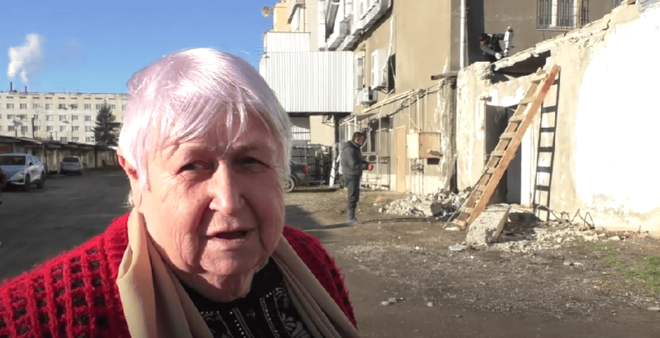 Аминат Шемирзова на фоне разбираемого рабочими магазина. Стоп-кадр видео "Кавказского узла" от 21.12.24, https://www.youtube.com/watch?v=sUzm39Ioal4&t=49s. Аминат Шемирзова на фоне разбираемого рабочими магазина. Стоп-кадр видео "Кавказского узла" от 21.12.24, https://www.youtube.com/watch?v=sUzm39Ioal4&t=49s.
