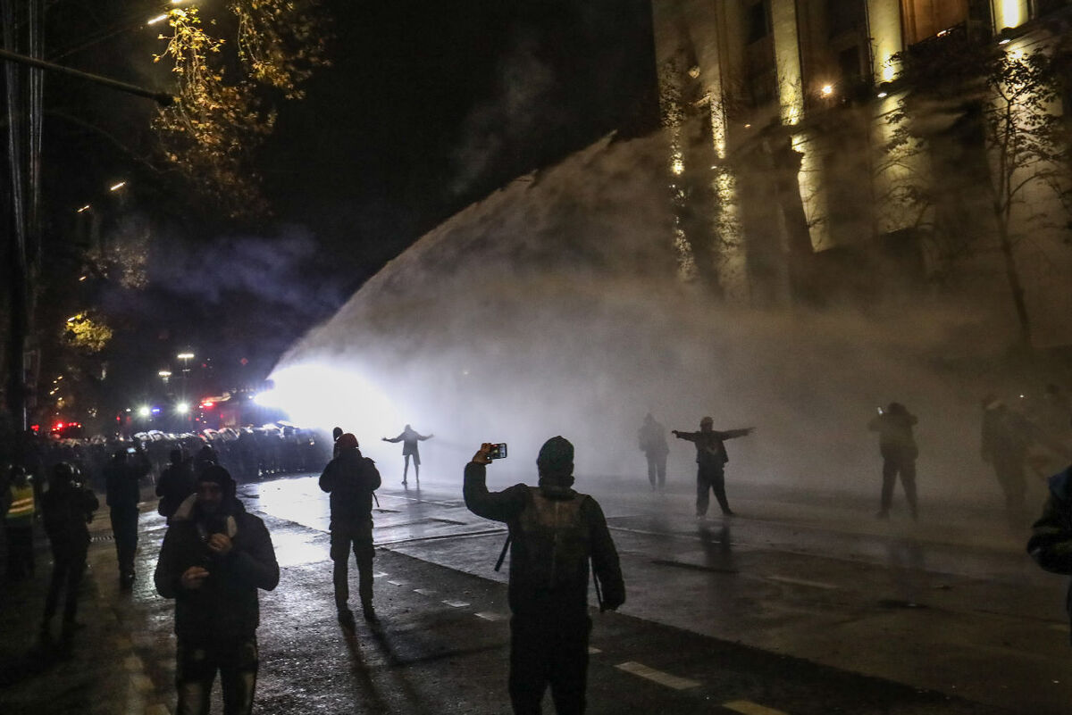 Полиция применяет водомет во время акции. 7 декабря 2024 г. Фото Азиза Каримова для "Кавказского узла" Полиция применяет водомет во время акции. 7 декабря 2024 г. Фото Азиза Каримова для "Кавказского узла"