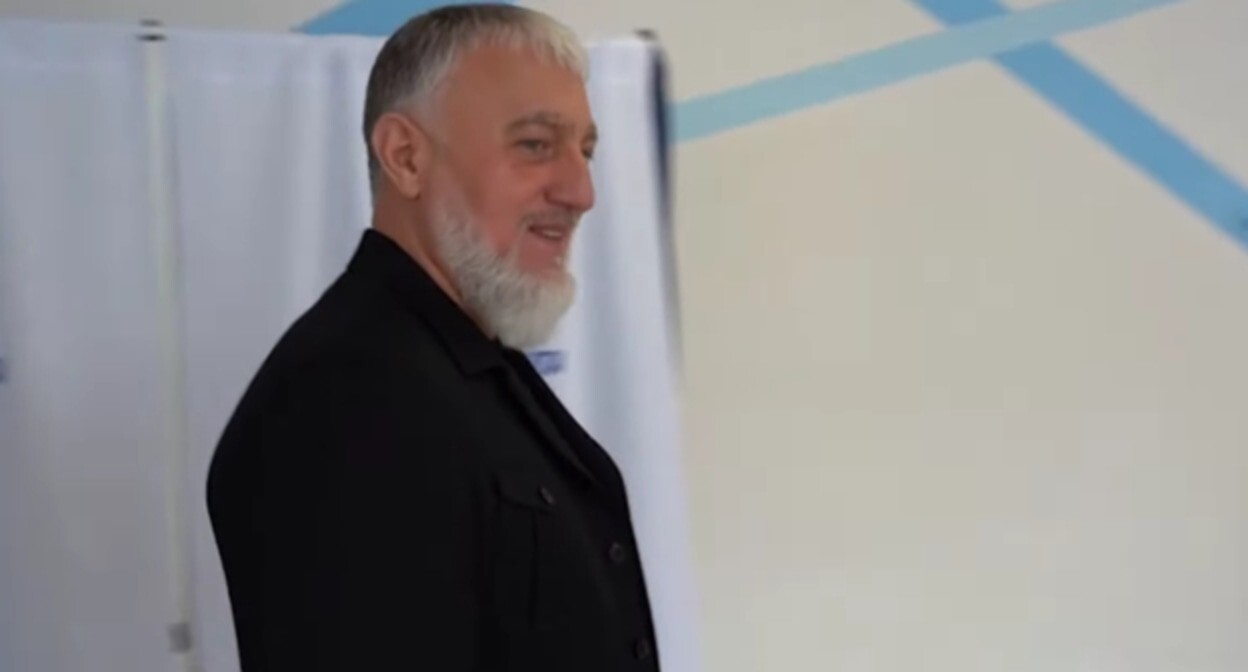 Адам Делимханов, стоп-кадр видео https://www.youtube.com/watch?v=-8-wQQIbsJs