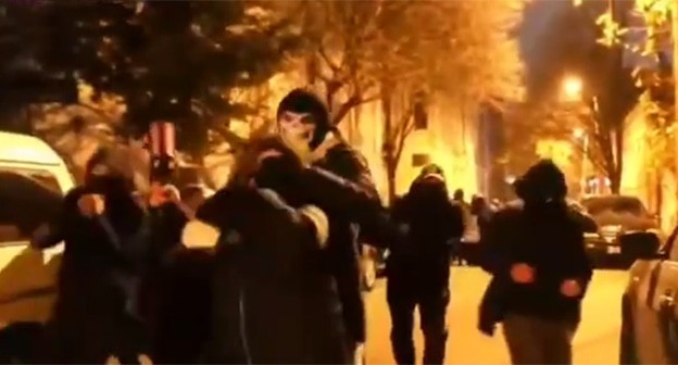 Нападение на съемочную группу телекомпании "Пирвели". Скриншот видео из Telegram-канала "Новости Грузии" от 07.12.24, https://t.me/NGnewsgeorgia/20939 Нападение на съемочную группу телекомпании "Пирвели". Скриншот видео из Telegram-канала "Новости Грузии" от 07.12.24, https://t.me/NGnewsgeorgia/20939