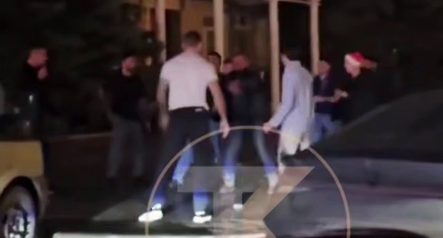 Драка в Анапе, скриншот видео https://t.me/tipichkras/57730 Драка в Анапе, скриншот видео https://t.me/tipichkras/57730