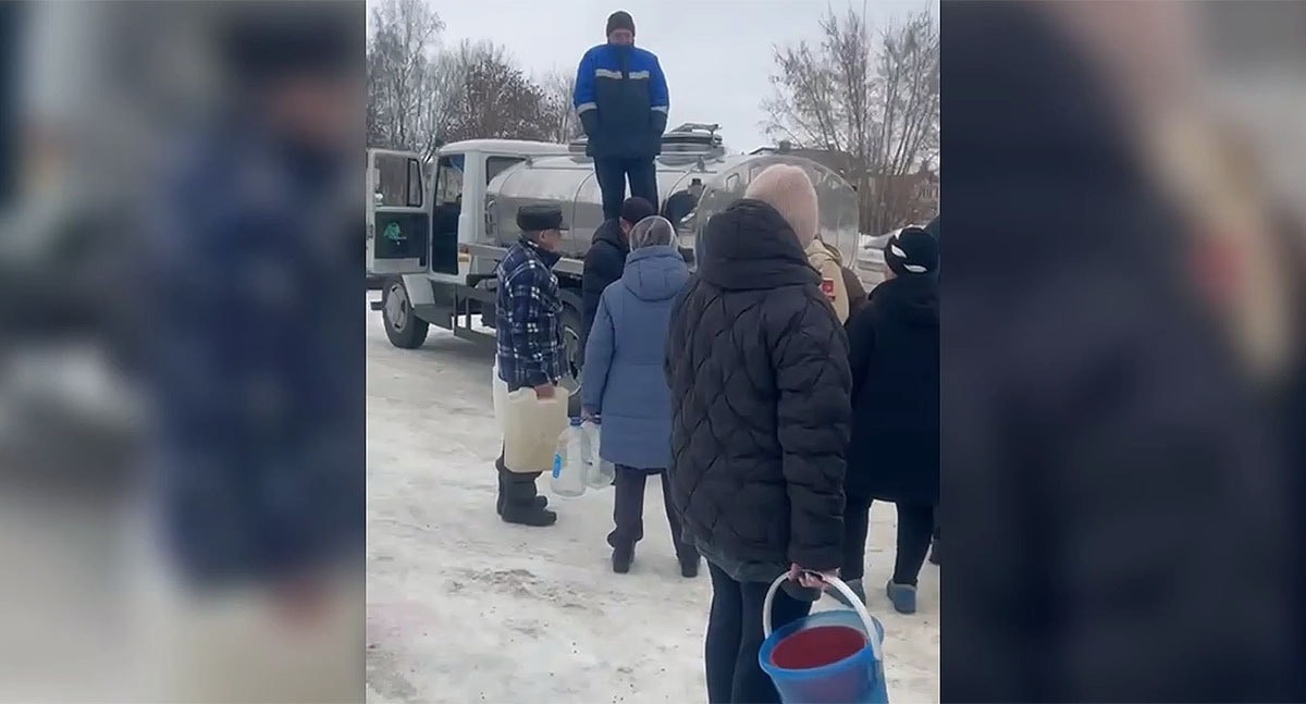 Очередь в Котово за водой. Кадр из видео https://t.me/kotovorazvorot/2480 Очередь в Котово за водой. Кадр из видео https://t.me/kotovorazvorot/2480