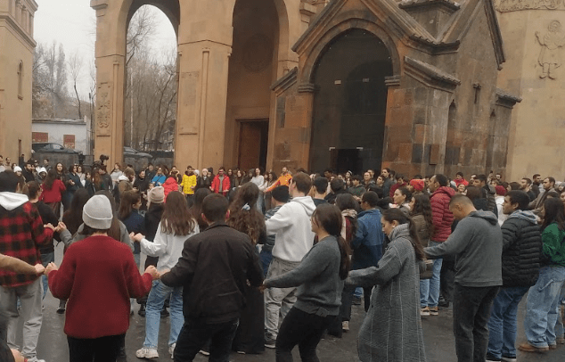 Верующие во дворе церкви Святой Анны в Ереване. Фото Армине Мартиросян для "Кавказского узла". Верующие во дворе церкви Святой Анны в Ереване. Фото Армине Мартиросян для "Кавказского узла".