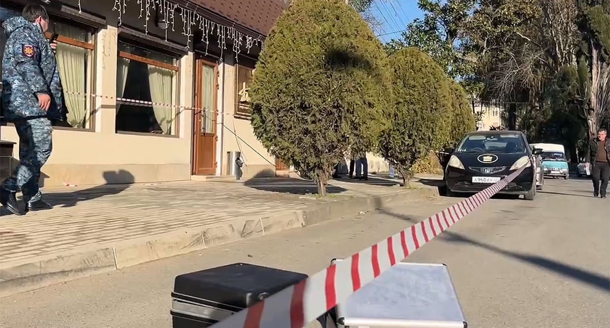 Кафе "Бисквит" в Сухуме, около которого произошла перестрелка. Кадр из видео https://t.me/respublicaabh/10578 Кафе "Бисквит" в Сухуме, около которого произошла перестрелка. Кадр из видео https://t.me/respublicaabh/10578