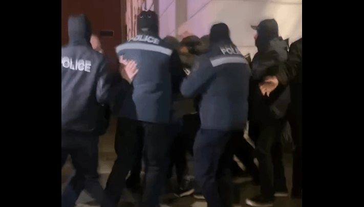 Задержания в Батуми. Стоп-кадр видео Rusnews от 12.01.25,https://t.me/rusnews/65319 Задержания в Батуми. Стоп-кадр видео Rusnews от 12.01.25,https://t.me/rusnews/65319