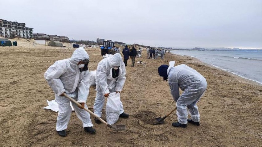 Очистка пляжа от мазута. Фото: Оперштаб Краснодара
