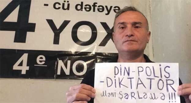 Ниджад Ибрагим. На плакате написано "МВД-Полиция-Диктатор не клевещите на меня!!!" Фото: Meydan.tv https://www.meydan.tv/ru/article/aktivist-nidzhat-ibragim-provodit-golodovku-v-sizo/ Ниджад Ибрагим. На плакате написано "МВД-Полиция-Диктатор не клевещите на меня!!!" Фото: Meydan.tv https://www.meydan.tv/ru/article/aktivist-nidzhat-ibragim-provodit-golodovku-v-sizo/