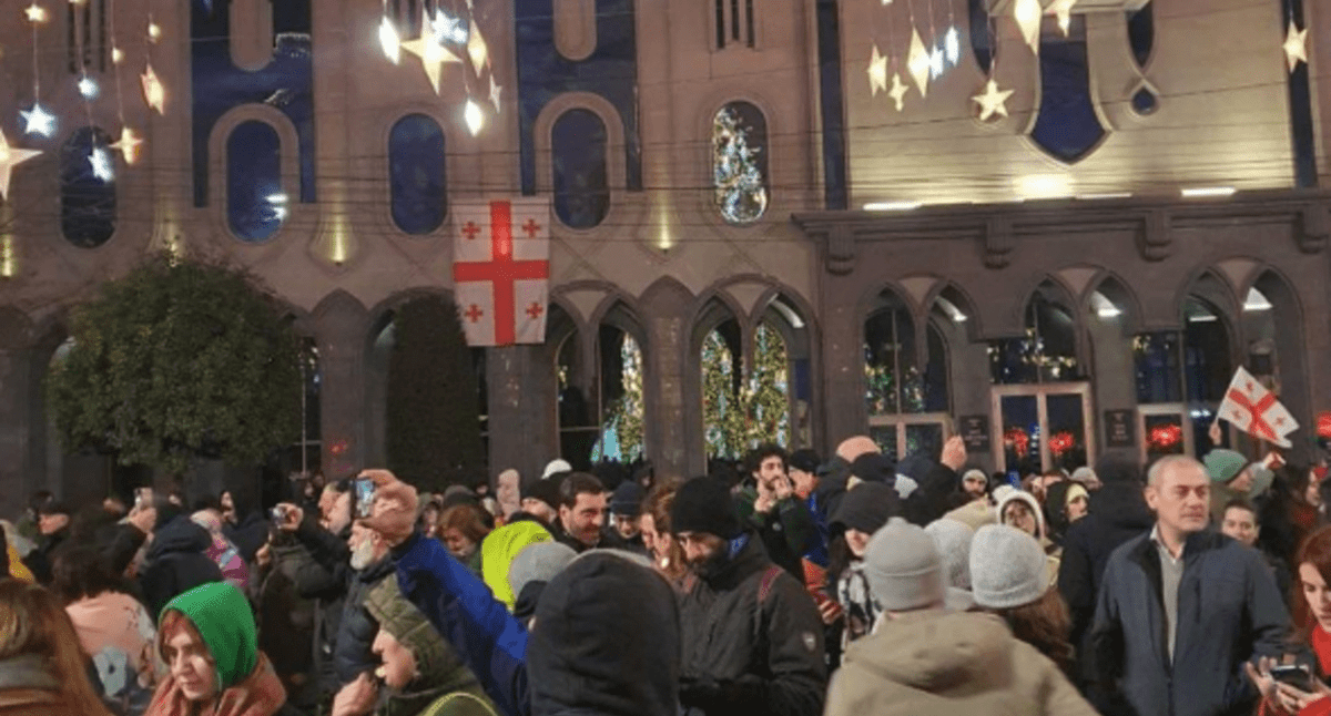 Участники акции протеста у парламента Грузии. Скриншот фото Sesilia Eden от 01.01.25 из Telegram-канала Tbilisi Life, https://t.me/Tbilisi_life/35371 Участники акции протеста у парламента Грузии. Скриншот фото Sesilia Eden от 01.01.25 из Telegram-канала Tbilisi Life, https://t.me/Tbilisi_life/35371