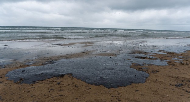 Разлив нефти в Черном море. Фото Полины Безверхой, "Юга.ру" Разлив нефти в Черном море. Фото Полины Безверхой, "Юга.ру"