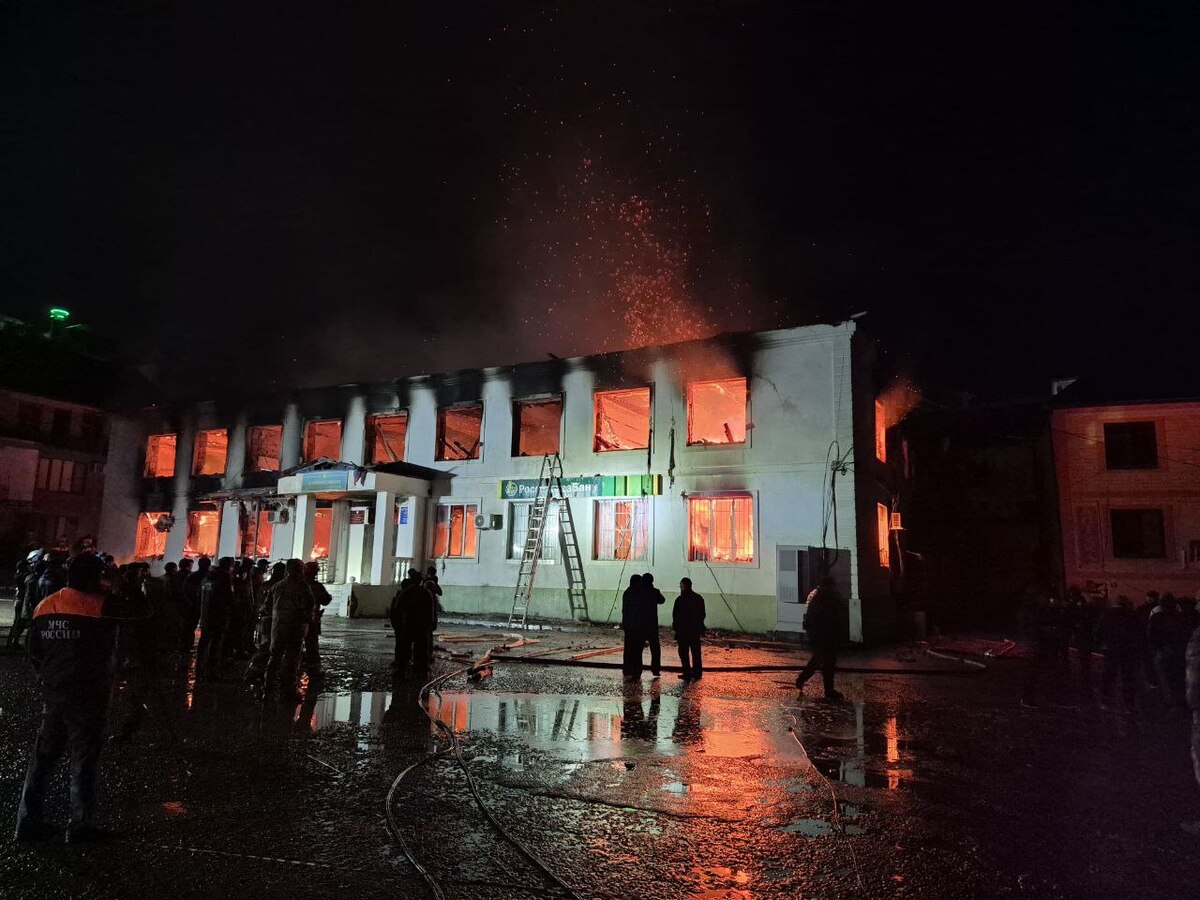 На месте пожара в селе Унцукуль. Фото: телеграм-канал МО "Унцукульский район" https://t.me/uncukulskyraion/9799?single На месте пожара в селе Унцукуль. Фото: телеграм-канал МО "Унцукульский район" https://t.me/uncukulskyraion/9799?single