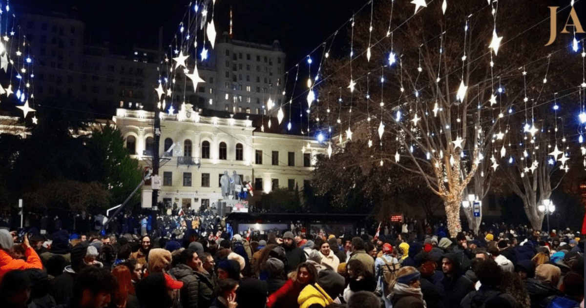 Участники акции протеста в Тбилиси. Скриншот фото JamNews от 23.12.24, https://t.me/jamnewsru/21308 Участники акции протеста в Тбилиси. Скриншот фото JamNews от 23.12.24, https://t.me/jamnewsru/21308
