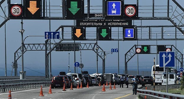 Очередь из машин на Крымском мосту. Фото: https://anapa.media/ Очередь из машин на Крымском мосту. Фото: https://anapa.media/