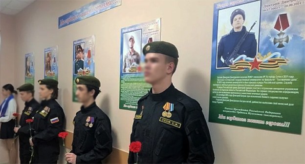 Cтена памяти в сочинской гимназии №76 с фотографиями Андрея Чепака и Сергея Коваленко.
Фото: пресс-служба администрации Сочи Cтена памяти в сочинской гимназии №76 с фотографиями Андрея Чепака и Сергея Коваленко.
Фото: пресс-служба администрации Сочи