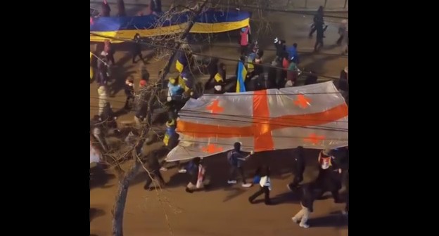 Шествие в Тбилиси 24 февраля 2025 года, кадр видео https://t.me/Tbilisi_life/37400 Шествие в Тбилиси 24 февраля 2025 года, кадр видео https://t.me/Tbilisi_life/37400