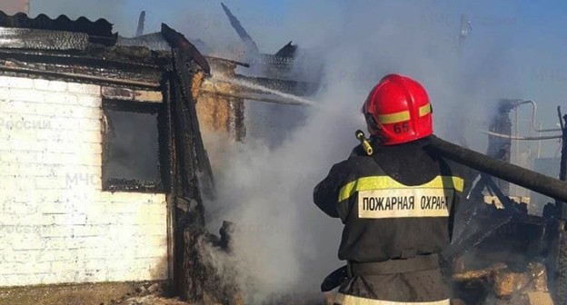 Тушение пожара в хуторе Желтухин Иловлинского района. Сентябрь 2024 г. Фото: ГУ МЧС России по Волгоградской области Тушение пожара в хуторе Желтухин Иловлинского района. Сентябрь 2024 г. Фото: ГУ МЧС России по Волгоградской области